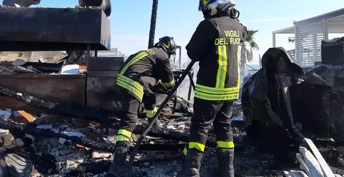 Incendio in un lido nel Crotonese, bar e cucina divorati dalle fiamme