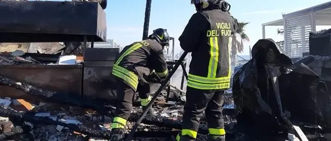 Incendio in un lido nel Crotonese, bar e cucina divorati dalle fiamme