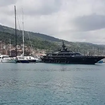 Giorgio Armani e il suo mega yacht al porto di Vibo Marina