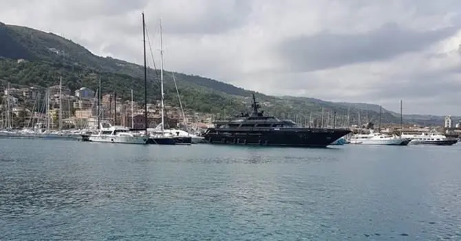 Giorgio Armani e il suo mega yacht al porto di Vibo Marina