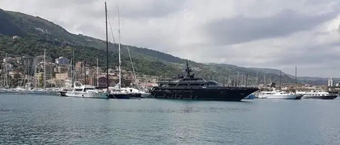 Giorgio Armani e il suo mega yacht al porto di Vibo Marina