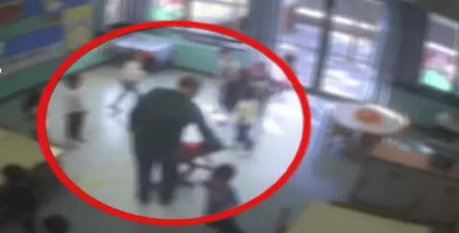 Ad Avellino l’asilo degli orrori: «Stai zitto, ti devo impiccare...»