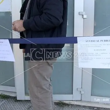 Topi a spasso negli uffici: chiuso il Centro per l'impiego di Cosenza