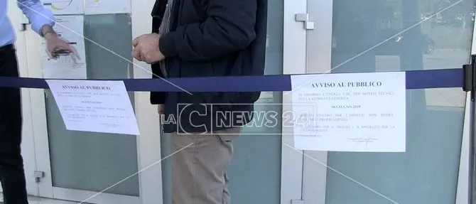 Topi a spasso negli uffici: chiuso il Centro per l'impiego di Cosenza
