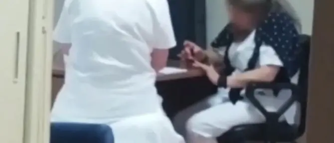 Il pianto del bimbo è straziante ma le infermiere si fanno le unghie: il video