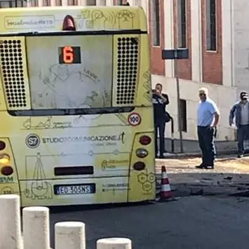 Bus sprofonda in una voragine causata da una perdita d'acqua