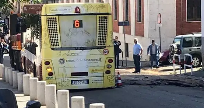 Bus sprofonda in una voragine causata da una perdita d'acqua