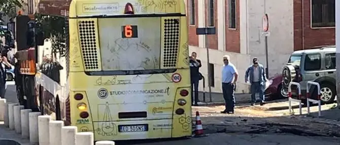 Bus sprofonda in una voragine causata da una perdita d'acqua