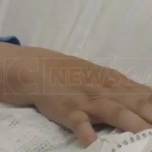 Il dramma di Angelo, prigioniero della malattia in un alloggio popolare da incubo