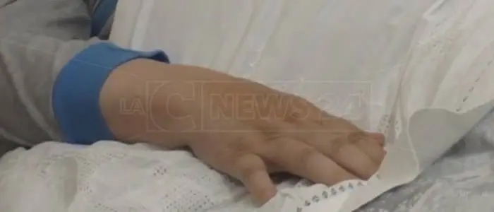 Il dramma di Angelo, prigioniero della malattia in un alloggio popolare da incubo