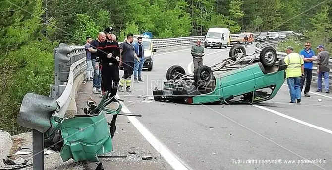 Incidente stradale a Camigliatello, auto si ribalta: un ferito