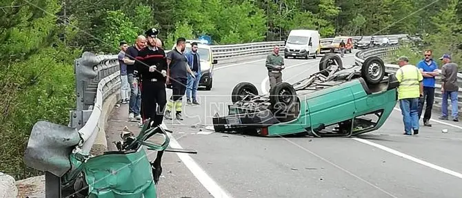 Incidente stradale a Camigliatello, auto si ribalta: un ferito