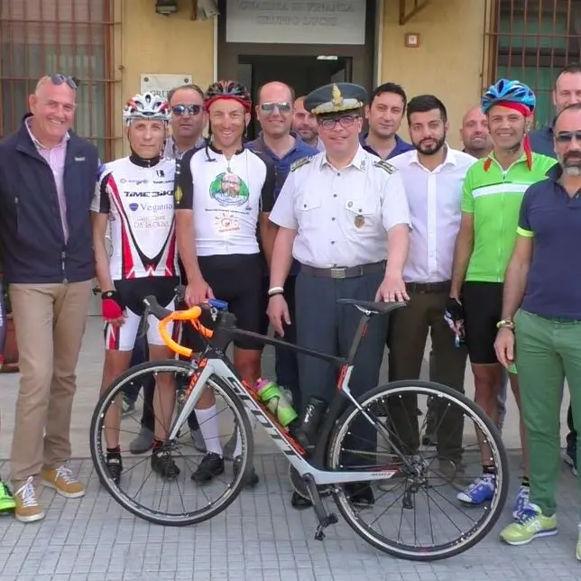 Da Milano a Locri in bicicletta per ricordare il collega scomparso