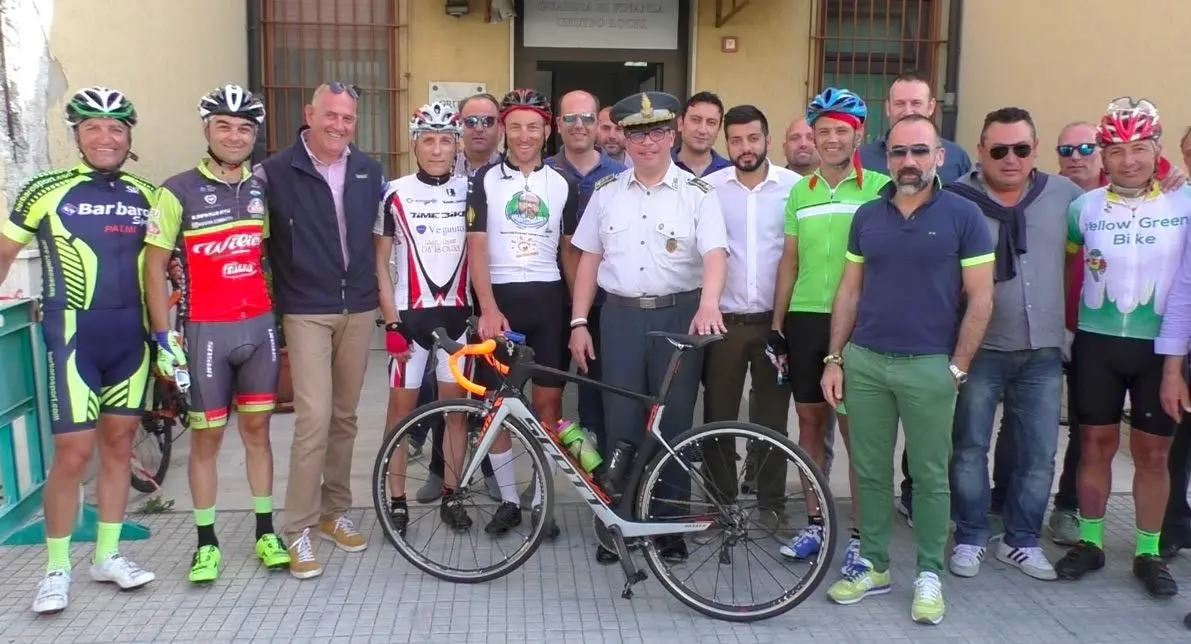 Da Milano a Locri in bicicletta per ricordare il collega scomparso