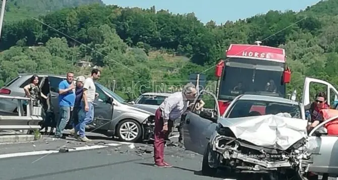 Scontro frontale tra auto a Cinquefrondi, tre feriti