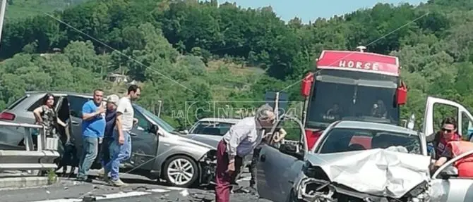 Scontro frontale tra auto a Cinquefrondi, tre feriti