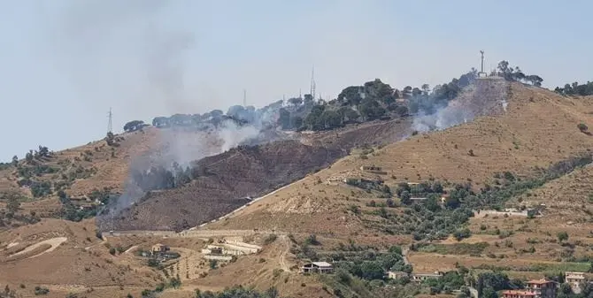 Bruciano le colline di Pentimele a Reggio Calabria