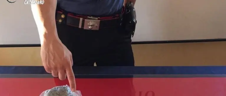 Nascondeva droga in una casa disabitata, in manette un 19enne a Davoli