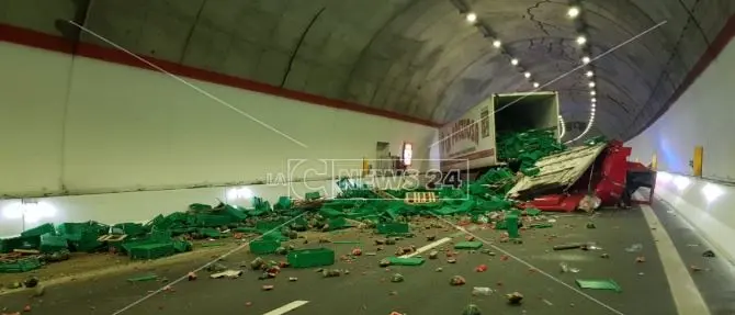 Autoarticolato perde il controllo e si schianta sull’A2 a Seminara