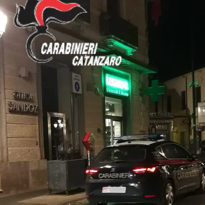 Inveisce contro i carabinieri per non essere identificato, denunciato