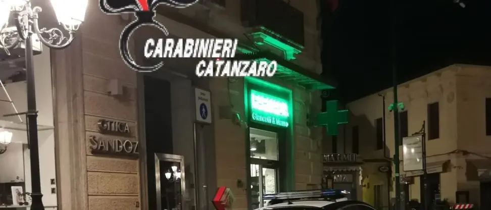 Inveisce contro i carabinieri per non essere identificato, denunciato