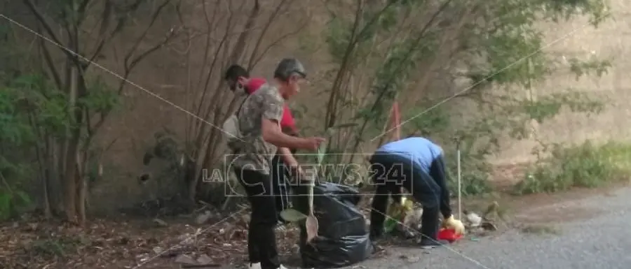 «Le istituzioni sono assenti»: i residenti ripuliscono il quartiere