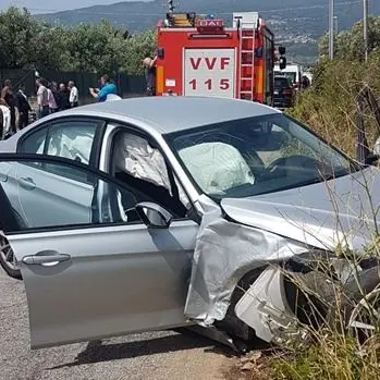 Incidente a Lamezia, nell'impatto un'auto si ribalta: due feriti