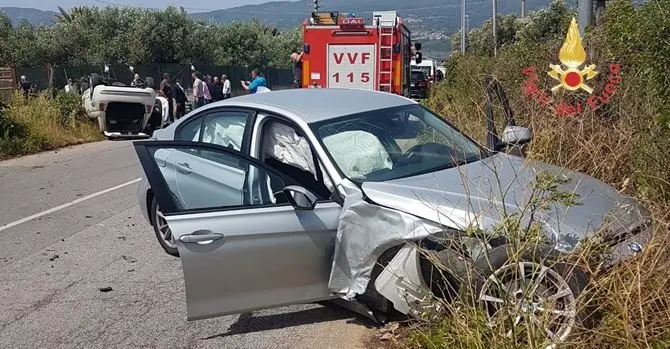 Incidente a Lamezia, nell'impatto un'auto si ribalta: due feriti