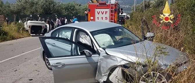 Incidente a Lamezia, nell'impatto un'auto si ribalta: due feriti
