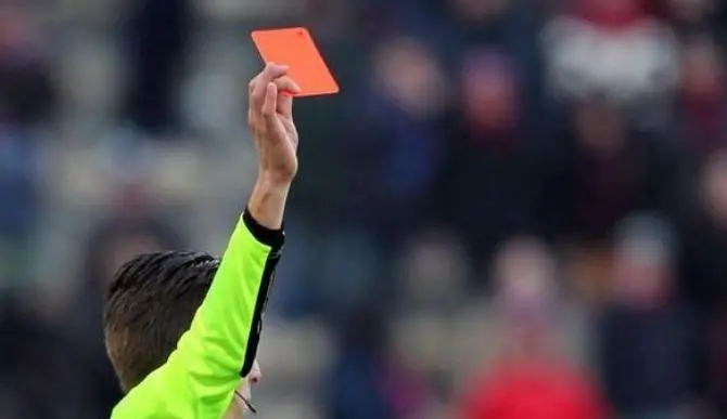 Sferra un pugno all’arbitro, calciatore vibonese squalificato fino al 2023