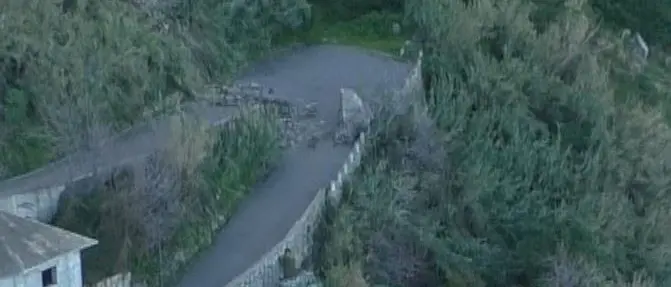 Palmi, dopo sei mesi è ancora chiusa la strada per il borgo della Marinella