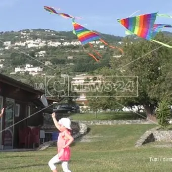 Longobardi, aquiloni in cielo per 'L'arcobaleno della vita'