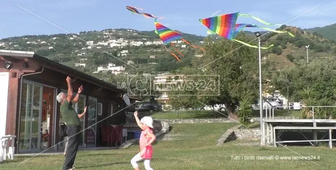 Longobardi, aquiloni in cielo per 'L'arcobaleno della vita'