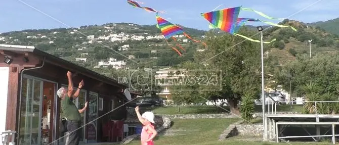 Longobardi, aquiloni in cielo per 'L'arcobaleno della vita'