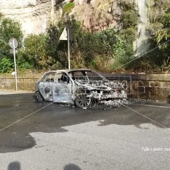 Attimi di paura sul lungomare di Tropea, in fiamme due auto