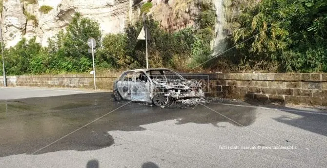 Attimi di paura sul lungomare di Tropea, in fiamme due auto