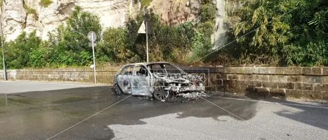 Attimi di paura sul lungomare di Tropea, in fiamme due auto