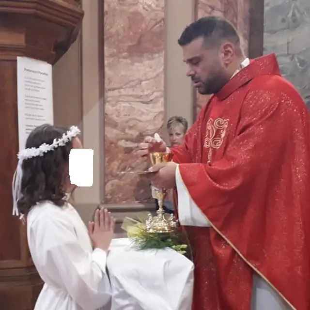 Rose, candeggina nell'ampolla durante la Messa: parroco in ospedale