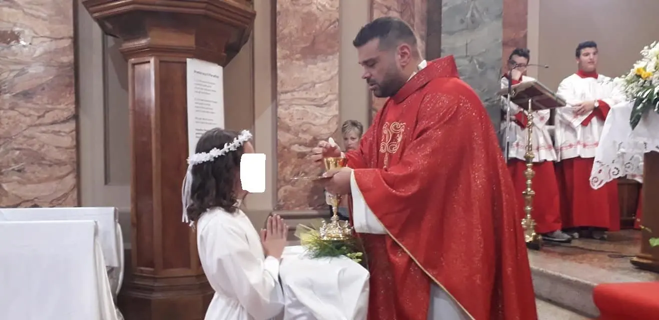 Rose, candeggina nell'ampolla durante la Messa: parroco in ospedale