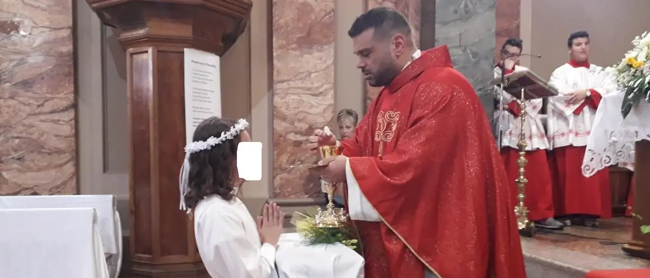 Rose, candeggina nell'ampolla durante la Messa: parroco in ospedale