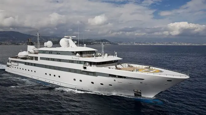 Al Porto di Vibo Marina fa scalo il superyacht My Lauren