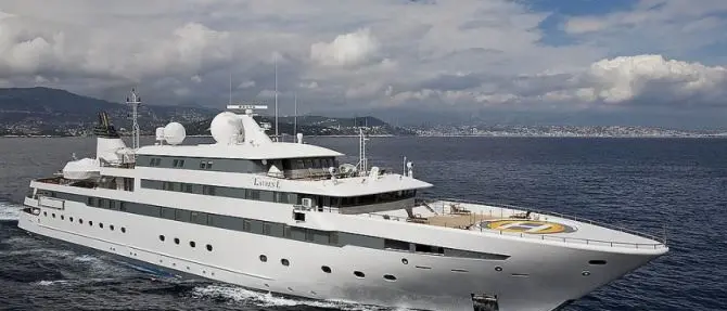 Al Porto di Vibo Marina fa scalo il superyacht My Lauren