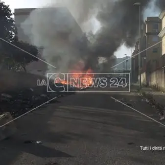 Reggio, in fiamme l'enorme discarica di rifiuti nel quartiere Arghillà