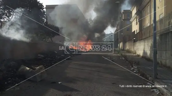 Reggio, in fiamme l'enorme discarica di rifiuti nel quartiere Arghillà