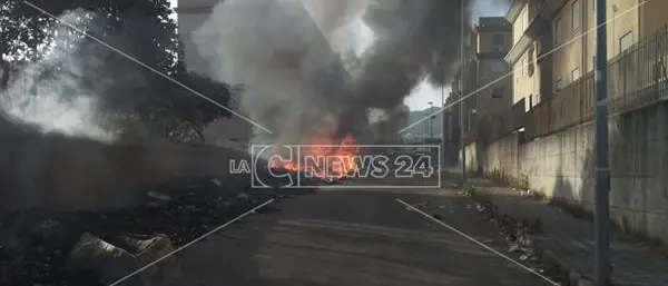 Reggio, in fiamme l'enorme discarica di rifiuti nel quartiere Arghillà