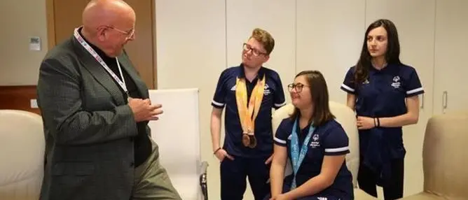 Oliverio riceve gli speciali campioni mondiali della Lucky Friends