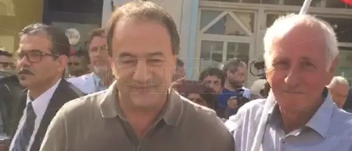 Locri, al via il processo a Mimmo Lucano che resta in esilio