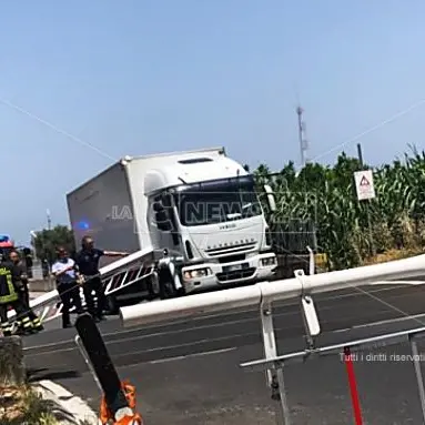 Paura a Rossano, autoarticolato s'incastra tra le sbarre del passaggio a livello