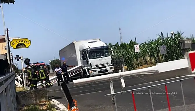 Paura a Rossano, autoarticolato s'incastra tra le sbarre del passaggio a livello