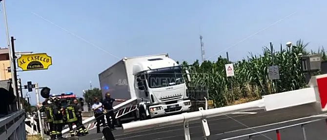 Paura a Rossano, autoarticolato s'incastra tra le sbarre del passaggio a livello